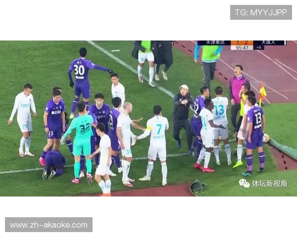 汉堡门兴球员冲突，裁判出示黄牌平息事态